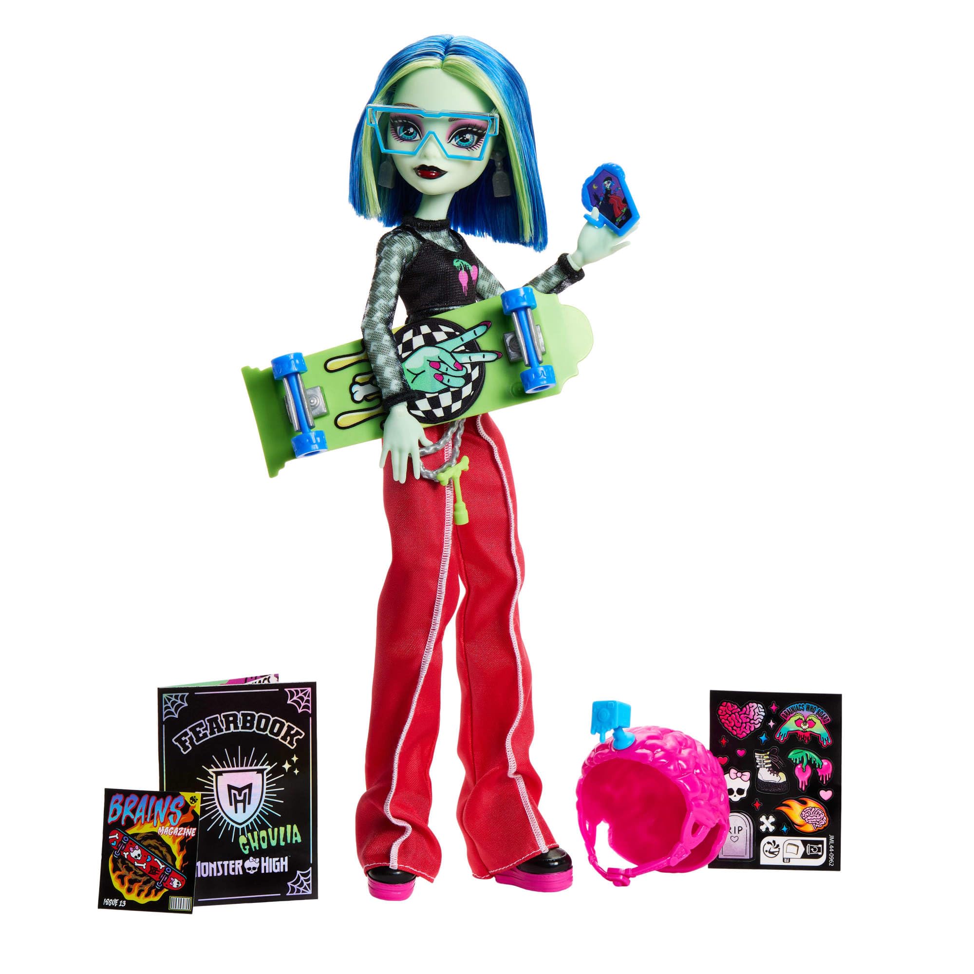 Monster High Fearbook Poupée Ghoulia Yelps | Poupée zombie et accessoires Skate Club : veste universitaire, annuaire scolaire, skateboard, casque cerveau, JML44